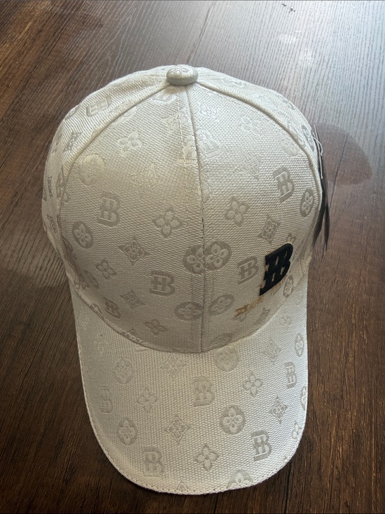ZEXIN MAOYE Accessories - Monogram White Baseball Cap with Black 'BB' Patch
